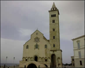 Il campanile e la cattedrale di Trani